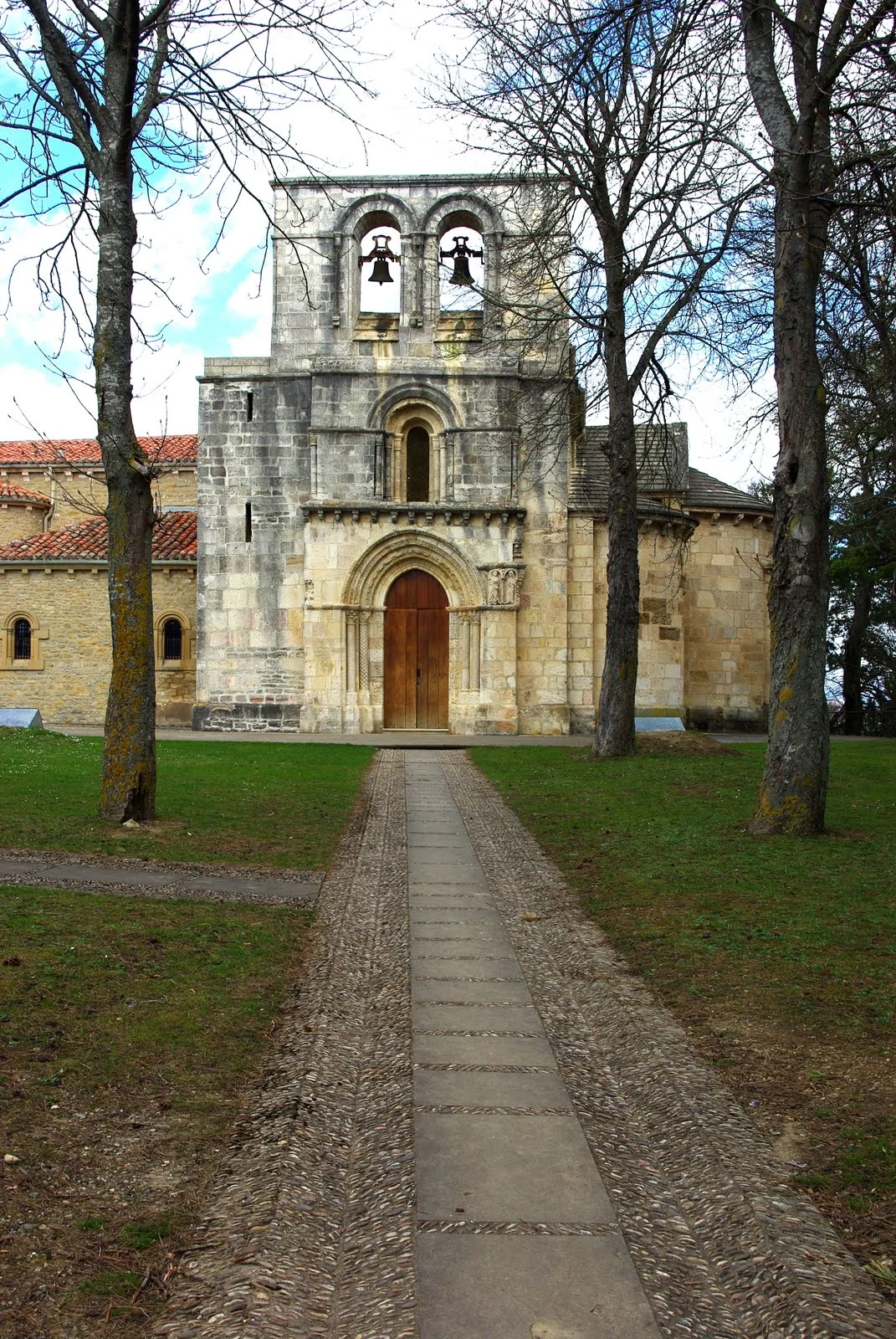 Localidades de Álava y Condado de Treviño con monumentos románicos. (Imagen de la portada de Estíbaliz, Álava)